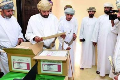 العمانيون يتوجهون إلى مراكز الاقتراع لانتخاب ممثليهم في البلديات